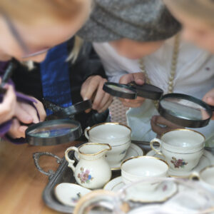 Pigefødselsdag. Sherlock Holmes. Pigerne synes det var sjov underholdning at finde spor med forstørrelsesglas.