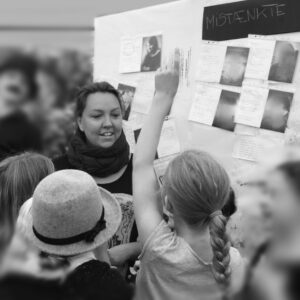 Helle Ingvardtsen underholder pigerne til Sherlock Holmes fødselsdag.