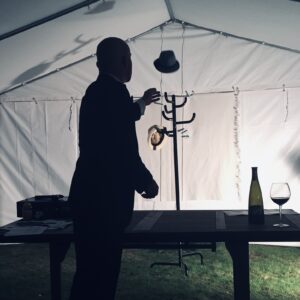 Hattekast. Underholdning til James Bond fest for voksne.