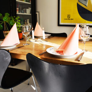 Stories on the Table dækker op.